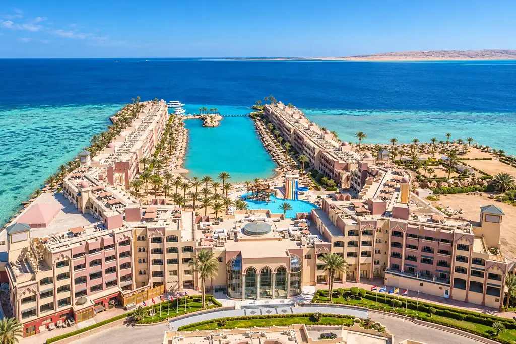 KI-Illustration: Anlage mit Lagune von oben im Sunny Days El Palacio Resort & Spa