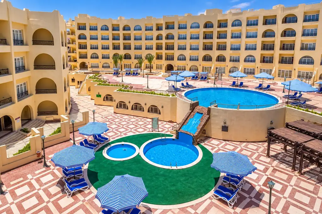 KI-Illustration: Pools mit Kinderbecken im Sunny Days Mirette Family Resort
