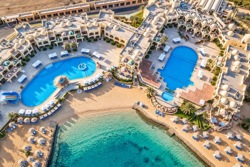 KI-Illustration: Pools und Bucht von oben im Sunny Days Palma De Mirette Resort & Spa