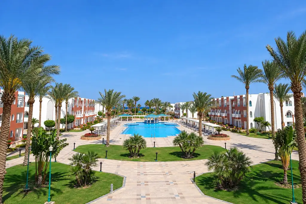 KI-Illustration: Gartenanlage und Pool im SUNRISE Garden Beach Resort