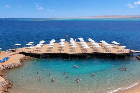 KI-Illustration: Sonnenplattform am Meer im SUNRISE Holidays Resort (Adults Only)