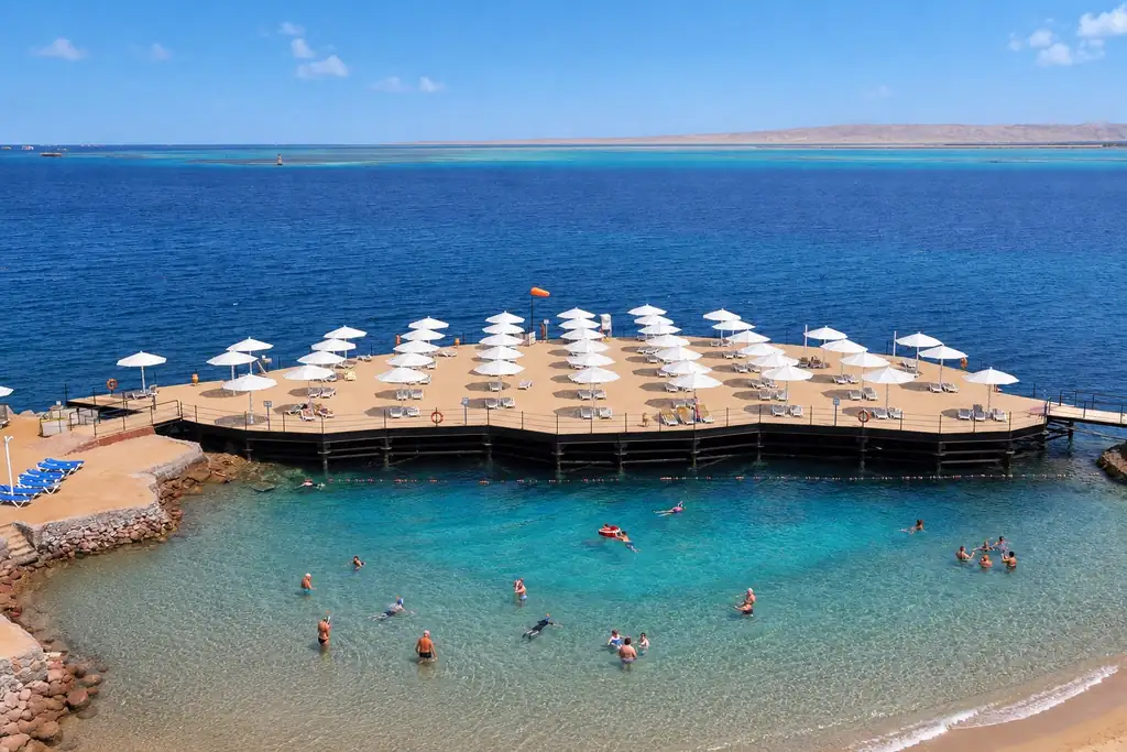 KI-Illustration: Sonnenplattform am Meer im SUNRISE Holidays Resort (Adults Only)