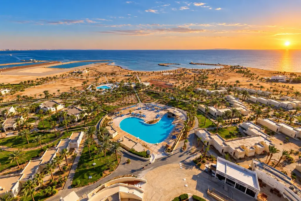 KI-Illustration: Anlage am Meer von oben im SUNRISE Juman Beach Resort