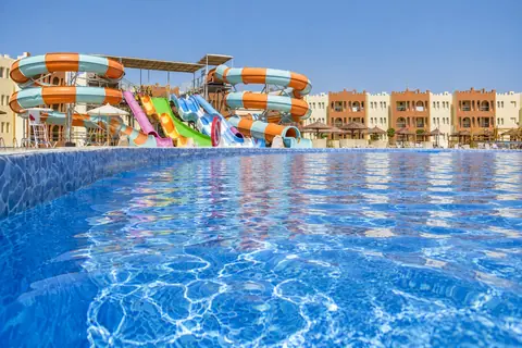 KI-Illustration: Aqua-Park und Pool im SUNRISE Royal Makadi Resort