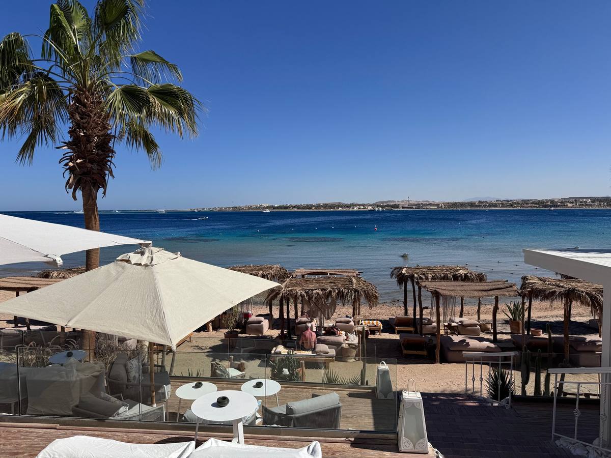 Strandclub mit Sonnenschirmen und Palmen am Meer in Makadi Bay südlich von Hurghada