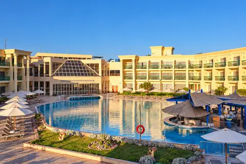 KI-Illustration: Pool vor der Hotelfassade im Abendlicht im Swiss Inn Resort Hurghada