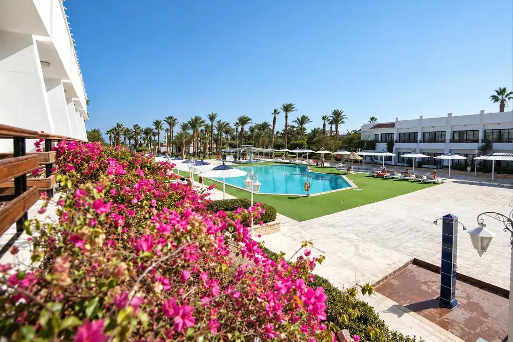 KI-Illustration: Poolhof mit Bougainvillea im The Grand Hotel Hurghada