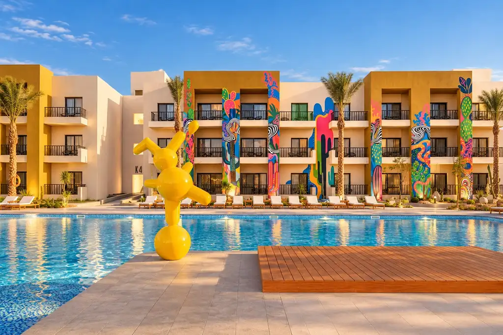KI-Illustration: Pool mit Skulptur im The Kaktus Somabay