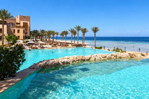 KI-Illustration: Infinity-Pool mit Meerblick im The Makadi Spa Hotel