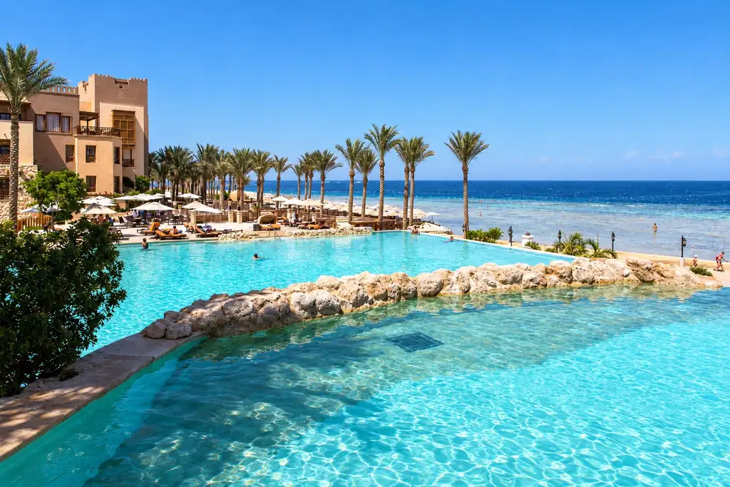 KI-Illustration: Infinity-Pool mit Meerblick im The Makadi Spa Hotel