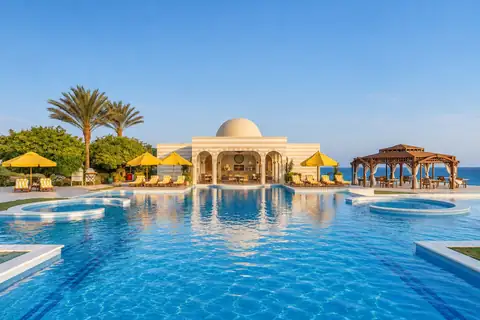 KI-Illustration: Pool mit Kuppelpavillon und Meerblick im The Oberoi, Sahl Hasheesh