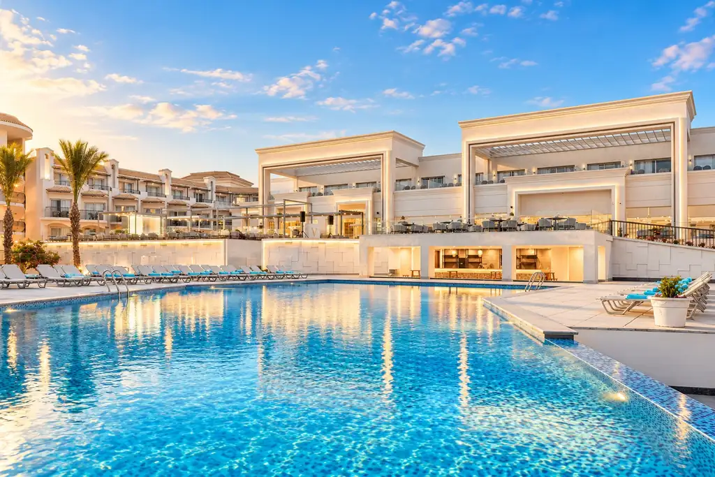 KI-Illustration: Pool vor dem Hauptgebäude im The V Luxury Resort Sahl Hasheesh