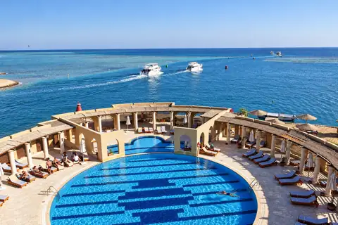 KI-Illustration: Runder Pool mit Meerblick im Three Corners Ocean View