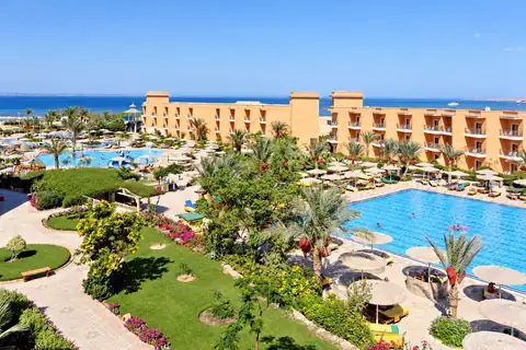 KI-Illustration: Übersicht über Hotelgebäude und Pools im Three Corners Sunny Beach Resort