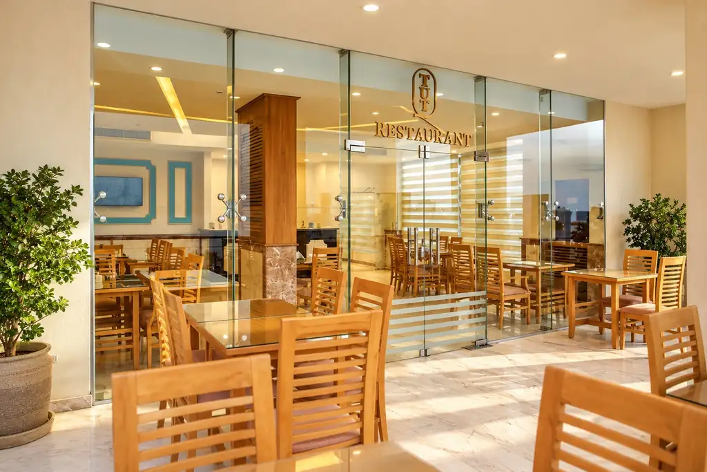 KI-Illustration: Restaurant im Tiba Rose Plaza