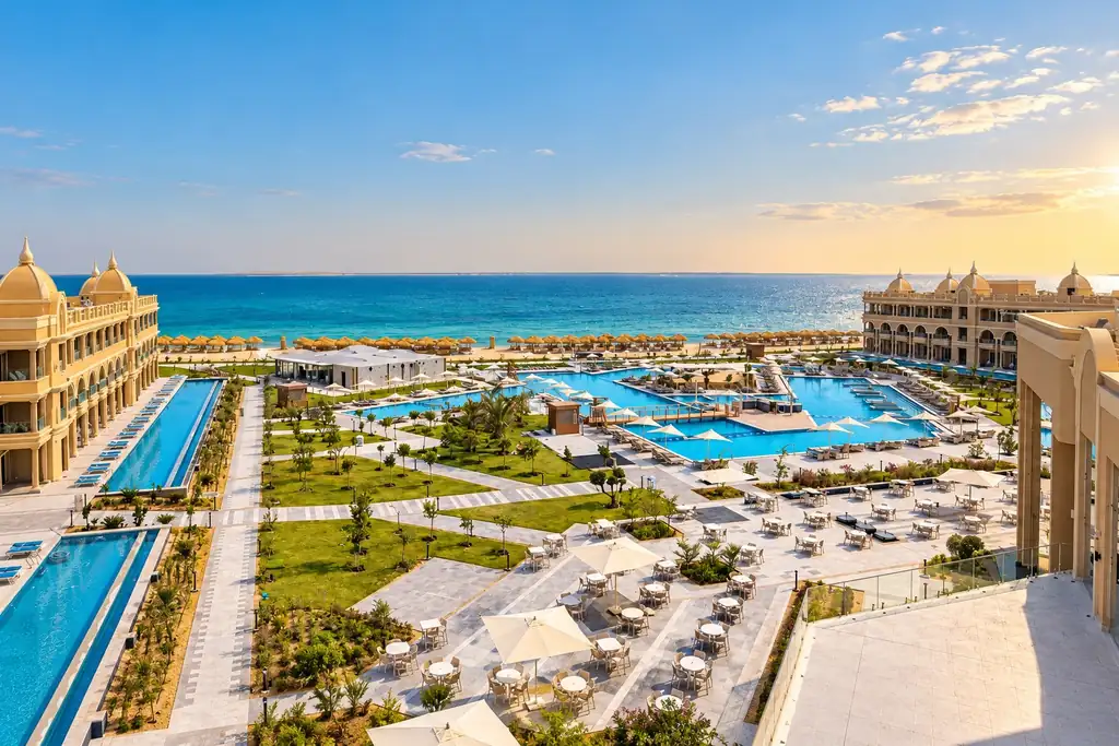 KI-Illustration: Poolanlage mit Meerblick im Titanic Pearl