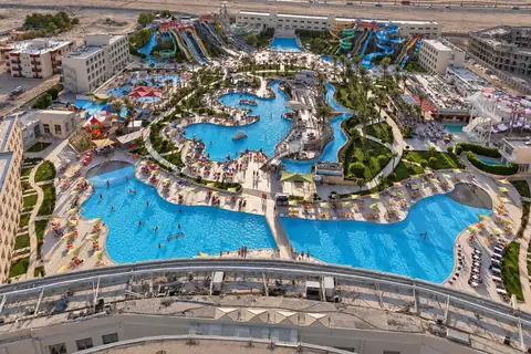 KI-Illustration: Aqua-Park und Hotelgebäude im Titanic Resort & Aqua Park