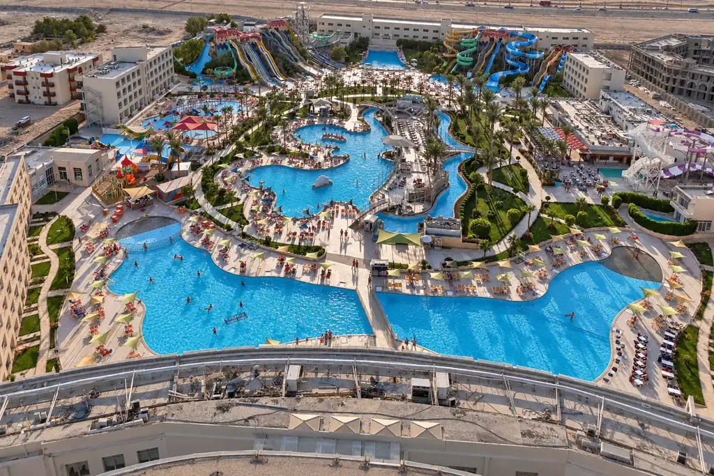 KI-Illustration: Aqua-Park und Hotelgebäude im Titanic Resort & Aqua Park