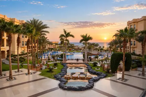 KI-Illustration: Gartenanlage und Pools im Tropitel Sahl Hasheesh
