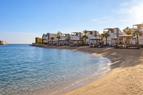 KI-Illustration: Lagunenstrand und Suiten im TUI BLUE Crystal Bay