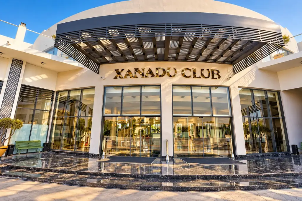 KI-Illustration: Eingang im Xanadu Club Makadi Bay