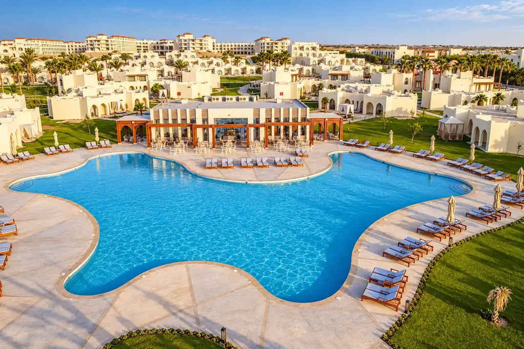 KI-Illustration: Pool vor den Bungalows im Xanadu Makadi Bay